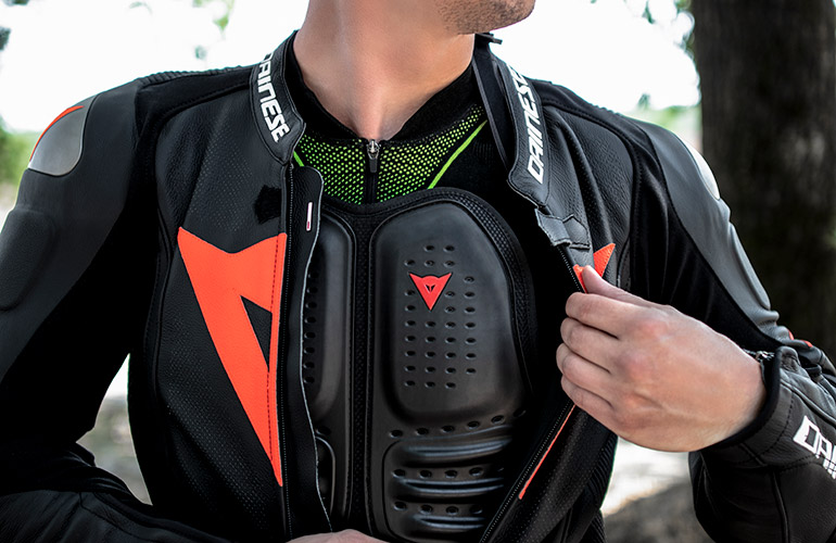 Macnakka Winkel -Macnakka Winkel Dainese protectie en veiligheid